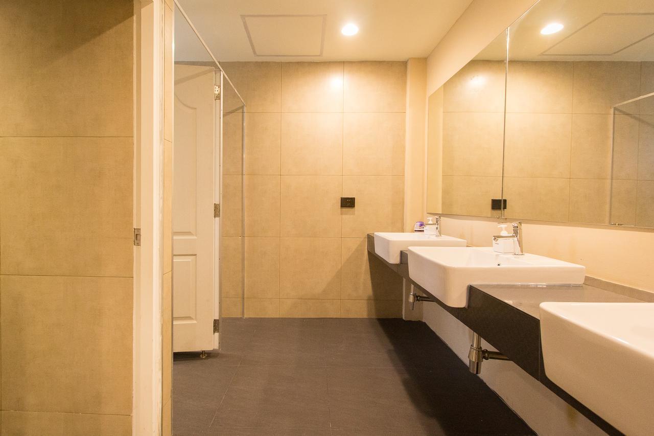 Lazy Sunday Hostel Бангкок Экстерьер фото